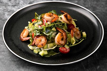 Салат с креветками гриль