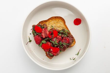 Тартар из косули с малиной