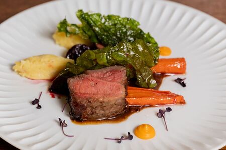 Стейк Топ Блейд с копченым картофелем и вялеными корнеплодами