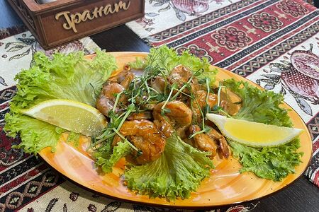 Креветки тигровые в сливочно-винном соусе