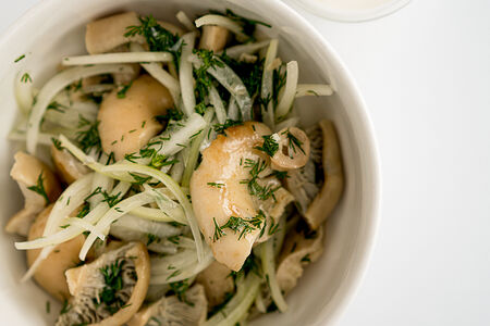 Хрустящие грузди с деревенской сметаной