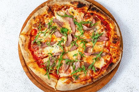 Пицца с уткой, спелой грушей и сыром горгонзола