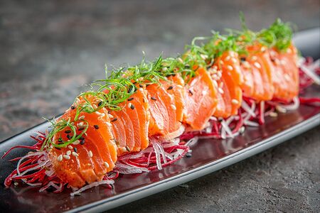 Татаки из лосося, заправленный имбирно-кунжутным дрессингом