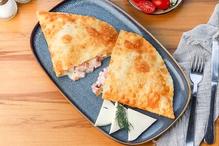Чебурек с ветчиной и сыром