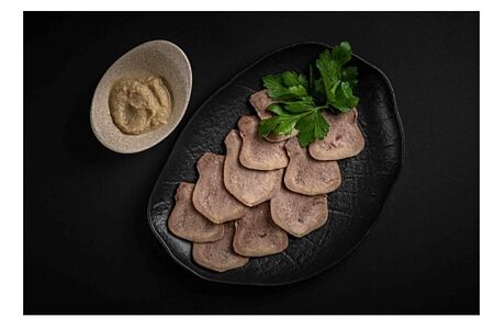 Отварной говяжий язык с хреном