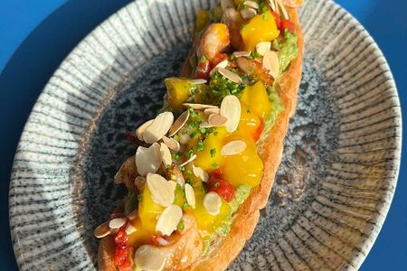 Брускетта с авокадо, томатами и креветкой