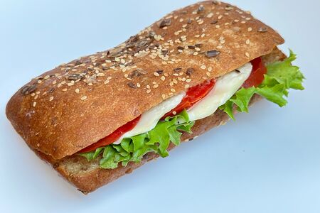 Сэндвич с томатами и моцареллой