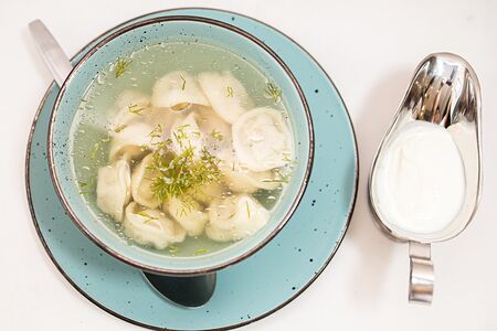 Пельмени с бульоном