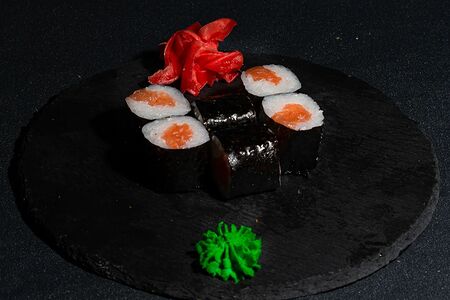 Маки ролл с лососем