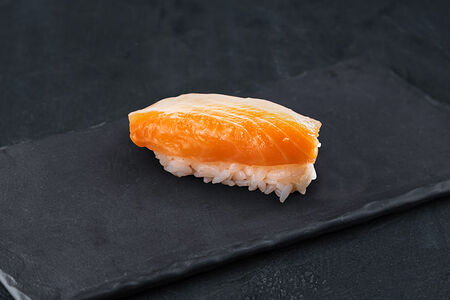 Суши с лососем