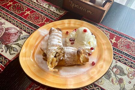 Штрудель яблочный с ванильным мороженым