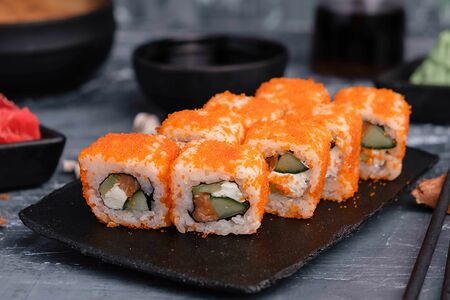 Ролл Калифорния с лососем