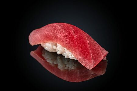 Суши с тунцом