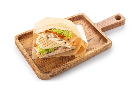 Пита с запечённой куриной грудкой и овощами