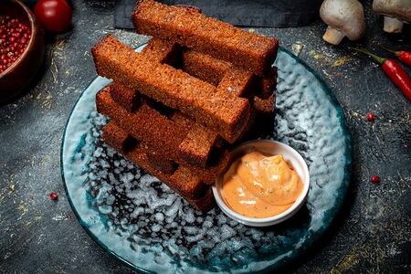 Колодец из ржаного хлеба с фирменным соусом