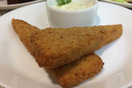 Сыр жареный с соусом