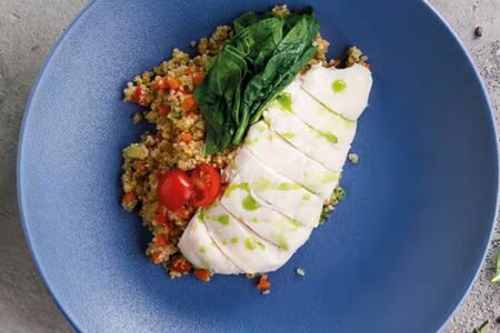 Куриная грудка на пару с киноа и овощами