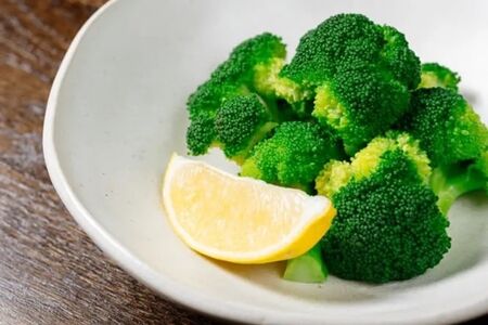 Брокколи с гуакамоле