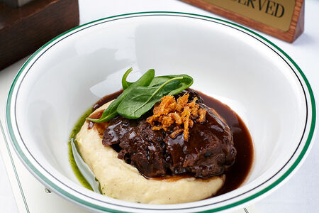 Томленые говяжьи щечки с картофельным пюре