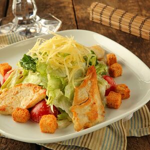 Салат Цезарь с курицей