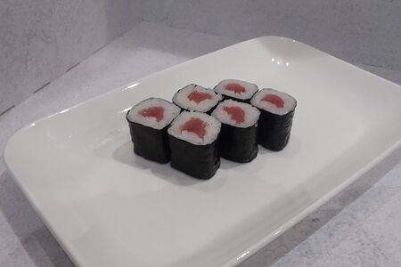 Ролл с тунцом