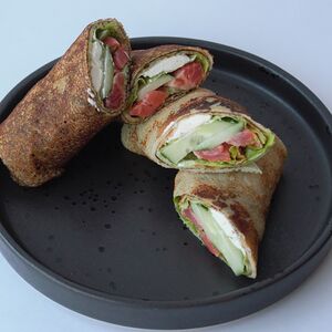 Блины с форелью и шпинатом