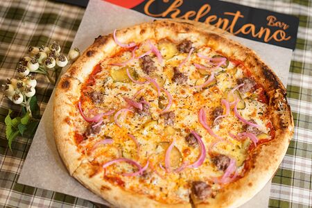 Пицца с митболами из говядины и халапеньо