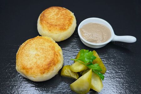 Картофельные блинчики с мясом и грибным соусом