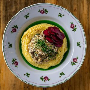 Бефстроганов с картофельным пюре и пармезаном