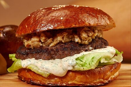 Биф с белыми грибами и хрустящим беконом