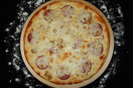 Пицца с салями и курицей томатная основа