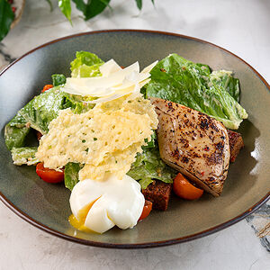 Цезарь с обожжённым куриным филе