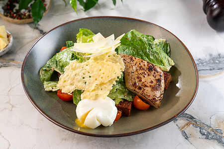 Цезарь с обожжённым куриным филе