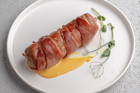 Рулетик куриный в беконе