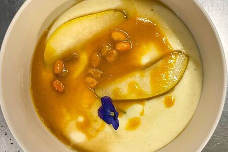 Пшенная каша, облепиховый соус и груша Пакхам