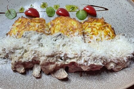 Куриная печень с белыми грибами и драниками