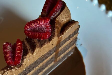 Шоколадный торт с малиной