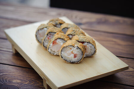 Жареный ролл с лососем