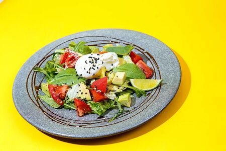 Летний салат с авокадо и яйцом пашот