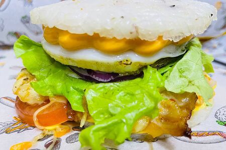 Рисовый бургер с куриной котлетой
