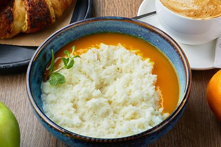 Рисовая каша на кокосовом молоке с пюре из манго