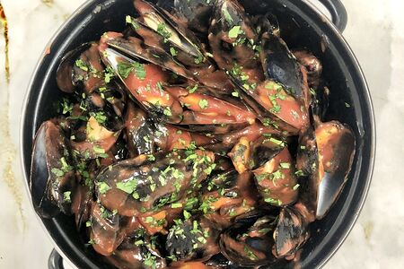 Мидии в томатном соусе с базиликом и орегано