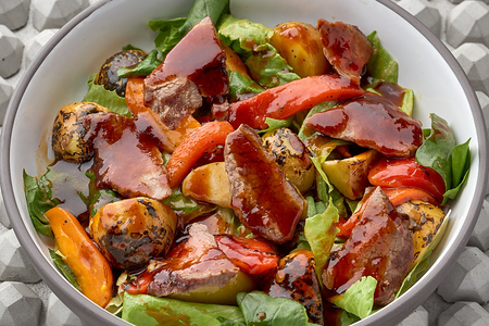 Салат со стейком, жареным на углях и печеными овощами