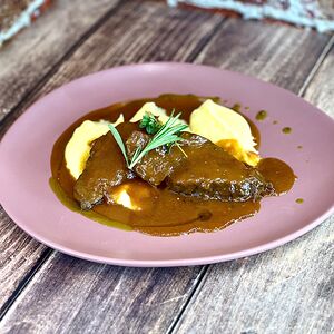 Томленые говяжьи щечки