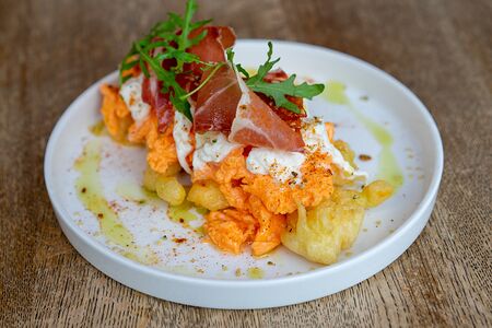 Скрэмбл со страчателлой и пармой