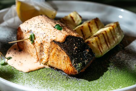 Филе лосося с кабачками