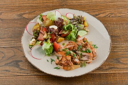 Салат с куриным бедром на гриле