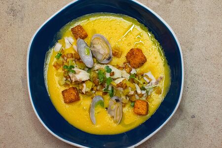 Сливочный суп Чаудер с лососем, палтусом и креветками