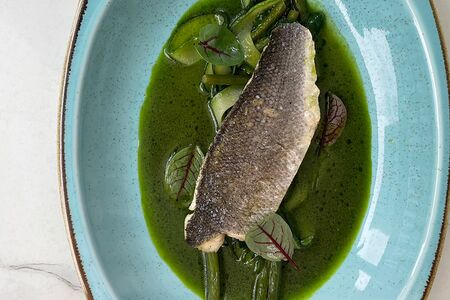 Морской волк с зеленым гарниром