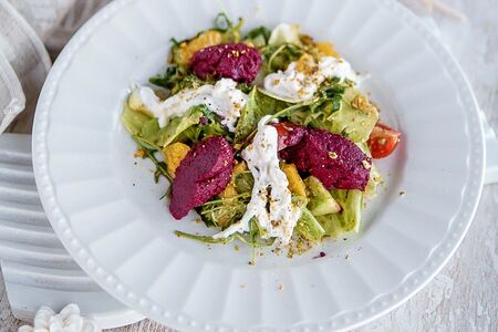 Салат с печеной свеклой, авокадо и сыром страчателла